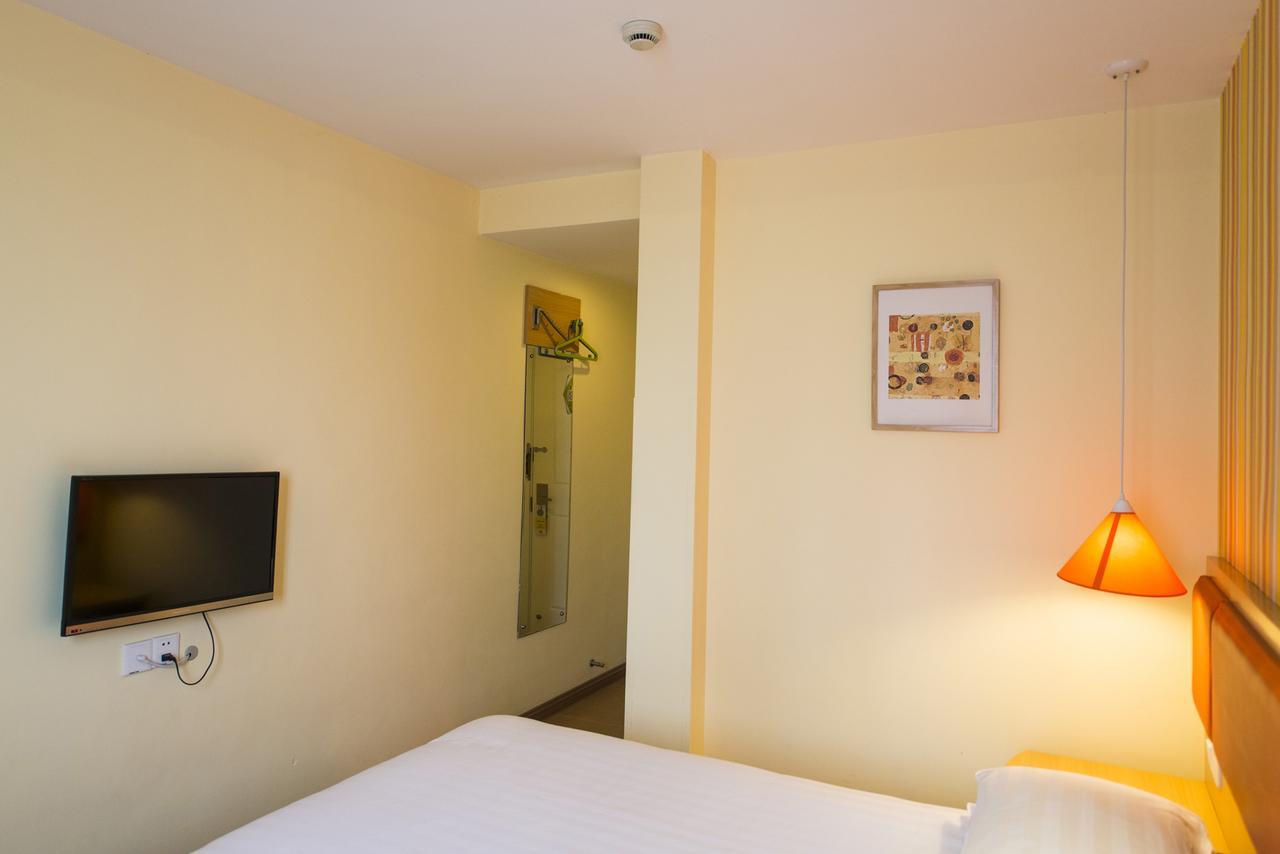Nanjing Road Pedestrain Street Huanghe Road Hotel 2*