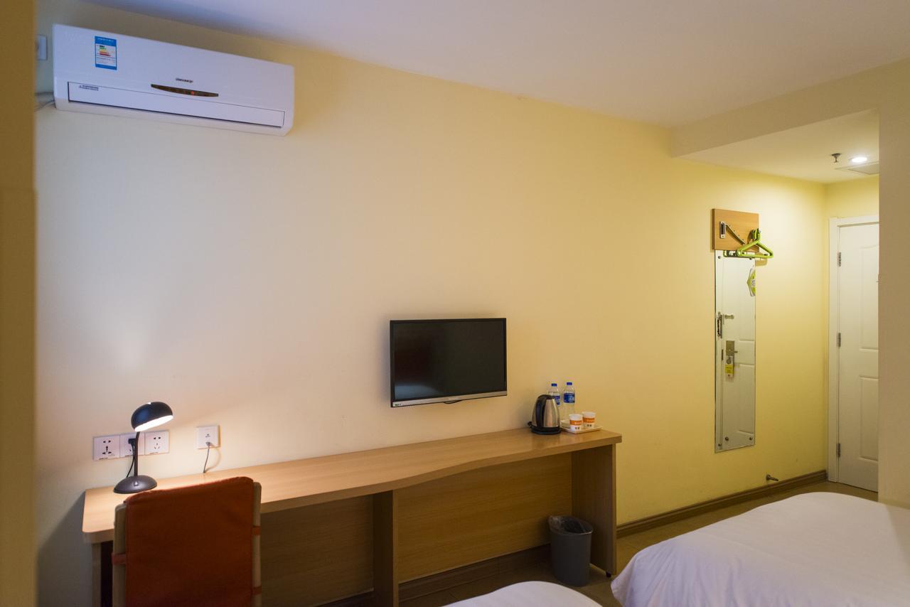 Nanjing Road Pedestrain Street Huanghe Road Hotel