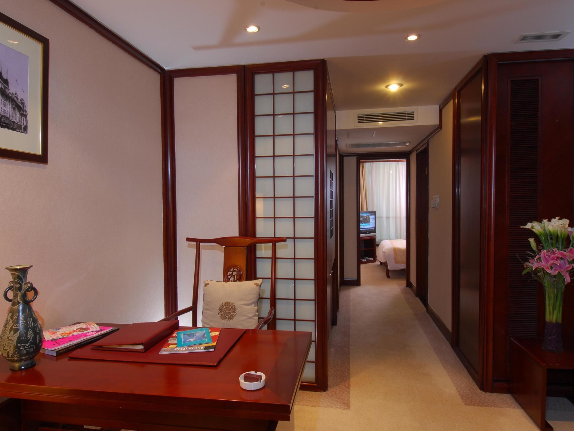 Nanjing Road Pedestrain Street Huanghe Road Hotel