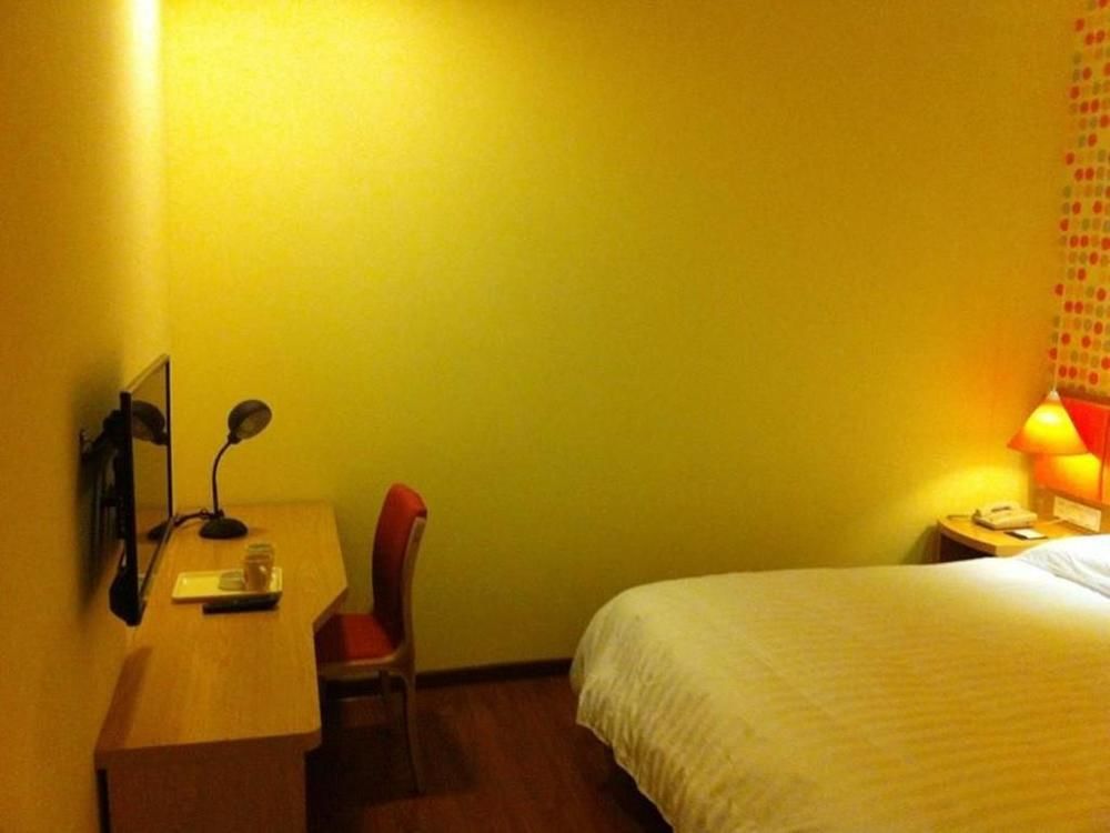 Nanjing Road Pedestrain Street Huanghe Road Hotel 2*