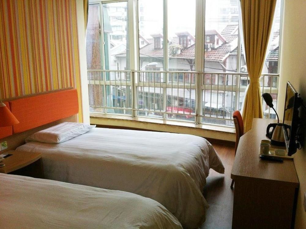 Nanjing Road Pedestrain Street Huanghe Road Hotel