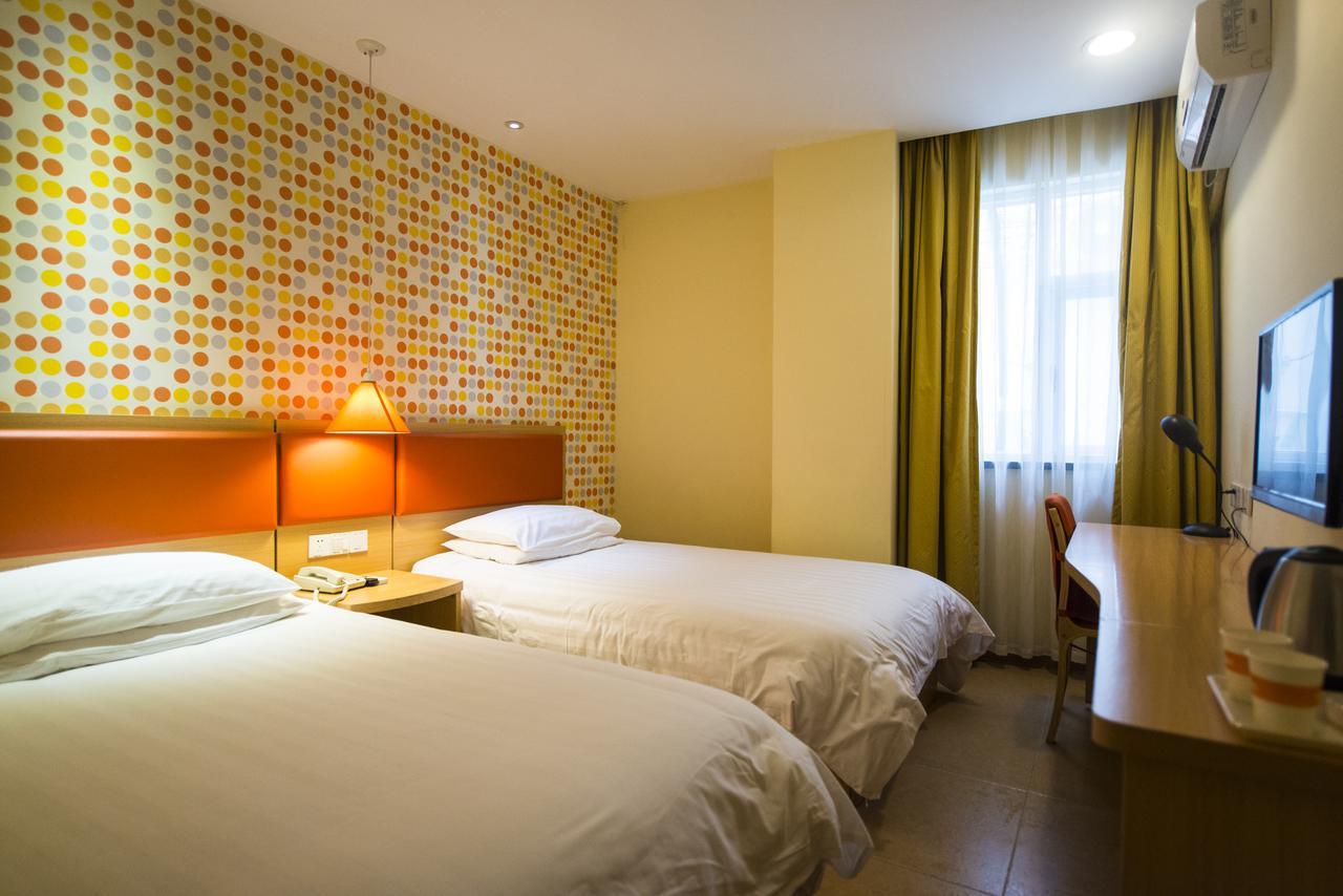 Nanjing Road Pedestrain Street Huanghe Road Hotel 2*