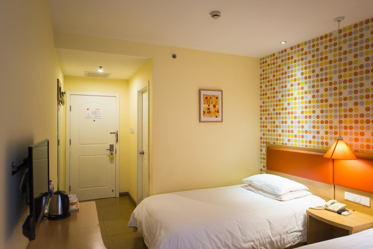 Nanjing Road Pedestrain Street Huanghe Road Hotel